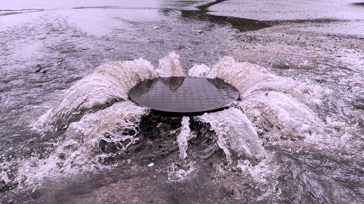 Les eaux usées sortent de l'égout pendant un refoulement