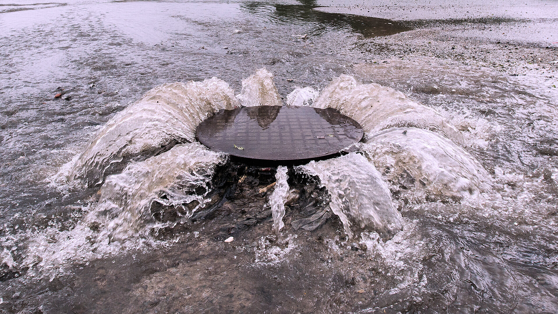 Drückendes Wasser aus dem Kanal